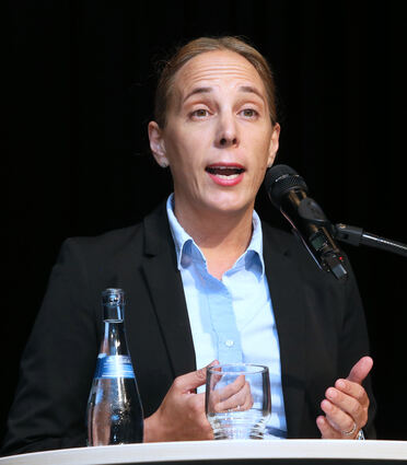 Dr. Rebecca Ziegler beim OB-Wahlforum in Schwetzingen.