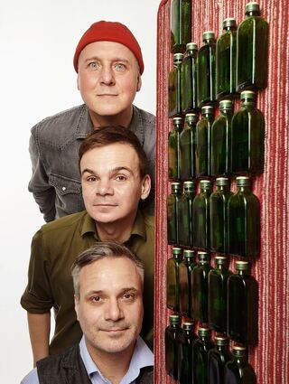 „Glas Blas Sing“ bringen die Flaschen zum Klingen.