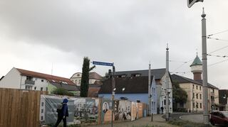 Dieser Anblick ist den meisten Bürgern vor allem aus den vergangenen Monaten im Gedächtnis geblieben: Das „Gugler-Areal“ ist von Bauzäunen umgeben, auf denen für die „Grüne Mitte“ geworben wird.
