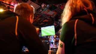 Gemeinsam in einer Bar oder Kneipe Fußball schauen: Das geht auch in Mannheim. Wir verraten euch, wo.