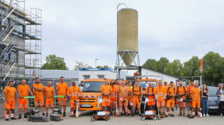 METADATEN aus dem DC-Upload-Tool: Bildtext: 06.09.2024, Das Bauhof-Team Hockenheim stellt sein Arsenal an E-Geräten vor, die früher alle benzinmotorbetrieben und laut waren. Bild: Lenhardt Hochgeladen von: Norbert &amp; Dorothea Lenhardt / SZ Freie Mitarbeit (doro-lenhardt@t-online.de) Bildrechte: 1.) Ich bin berechtigt, die hochgeladenen Bilder der Mediengruppe Dr. Haas GmbH zur Verfügung zu stellen. Die Bilder dürfen in den gedruckten Ausgaben des "Mannheimer Morgen", "Südhessen Morgen", "Bergsträßer Anzeiger", "Schwetzinger Zeitung/Hockenheimer Tageszeitung" sowie "Fränkische Nachrichten" inklusive deren Internetauftritte (www.mannheimer-morgen.de, www.bergstraesser-anzeiger.de, www.schwetzinger-zeitung.de und www.fnweb.de) 2.) Es wird ein vollumfängliches einfaches Nutzungsrecht ohne zeitliche Beschränkung eingeräumt. 3.) Ich versichere, dass die abgebildeten Personen einer entsprechenden Veröffentlichung zugestimmt haben. Die Bilder dürfen bearbeitet und archiviert werden. 4.) Die Bilder dürfen in Social-Media-Kanälen wie Facebook und Instagram genutzt werden. Nutzung: Kostenpflichtig nutzbar ID im DC-Upload-Tool: 43750