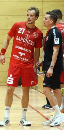 HG-Trainer Christoph Lahme (r.) – hier mit Edward Hammarberg – hat sein Team akribisch vorbereitet.