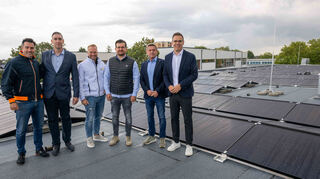 Zur Inbetriebnahme der neuen PV-Anlage auf dem Dach der Rolf-Heidemann-Halle kommen (v.l.) von der Firma Solaredge Rotem Susporta und Patrick Janak, von der Firma Sole der Projektleiter Philipp Mayer und die beiden Geschäftsführer Marcel und Rudi Lehmayer. Bürgermeister Kevin Weirether freut sich über einen weiteren großen Ausbauschritt hin zur grünen Energieversorgung.