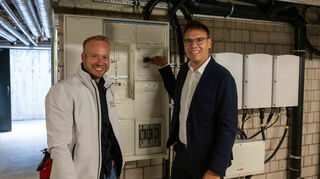 Bürgermeister Kevin Weirether nimmt im Beisein von Projektleiter Philipp Mayer mit dem Umlegen des Hauptschalters die neue PV-Anlage in Betrieb.