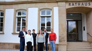 Bürgermeister Nils Drescher (l-) und der stellvertretende Hauptamtsleiter Tobias Werner (r.) begrüßen Maureen Hecker, Alessandro Santos Insua, Julia Schulzek und Christian Hermann im Rathaus.