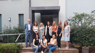 Bürgermeister Uwe Grempels (hinten v. l.) mit Nadine Jakab, Tanja Kirstein, Ronja Dickemann, Marlen Wagenbach, Samantha Schulz, Tabea Scheck (v. v. l.), Morena Rindone und Eileen Kraus. Es fehlt Lea-Sophie Gelbert.