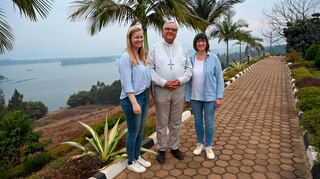 Bischof Dr. Karl-Heinz Wiesemann mit den Referentinnen Katharina Kiesel (l.) und Kerstin Fleischer (r.) bei ihrer Reise in Ruanda.
