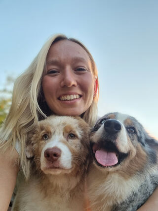 Melanie Schmitt aus Eppelheim mit ihren Hunden „Joshi“ (l.) und „Lia“. Das Trio ist viel unterwegs.