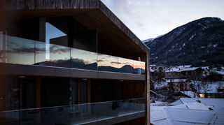 Das Hotel Weißes Kreuz besticht durch moderne Architektur mit großen Glasfronten und fügt sich harmonisch in die alpine Umgebung ein.