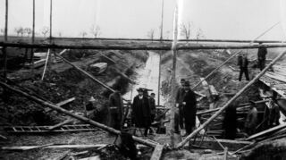 In den 1930er Jahren wird der Leimbach bei Brühl mit viel Einsatz verlegt – seitdem fließt er nicht mehr durch den Ortsetter, sondern an ihm vorbei.