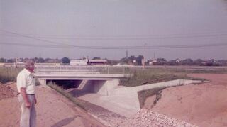 Fehlt nur noch das Wasser: Mitte der 1980er Jahren wird im Zuge des Neubaus der ICE-Trasse bei Brühl der Leimbach weiter nach Süden verlegt, damit der aus dem Tunnel kommende Schienenstrang auf einem höheren Niveau das Bachbett kreuzt.