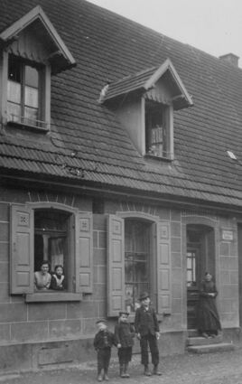 Der Kolonialwarenhandlung von Adam Engelhardt im Waldpfad 58 ist in den 1940er Jahren nicht aus der Straße wegzudenken.