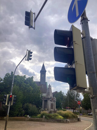 Die Ampel bei der evangelischen Kirche wird erneuert.