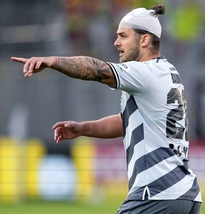 Dominic Baumann ist trotz Kopfverletzung nicht zu stoppen und erzielt zwei Tore für den SV Sandhausen.