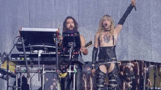 Schicke Outfits inklusive: Tom und Bill Kaulitz haben beim gefeierten Auftritt Tokio Hotel auf der Euphoria Bühne kein Problem mit den frischen Temperaturen.
