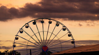 Malerisch: Das Riesenrad auf dem Festivalgelände bei Sonnenuntergang.