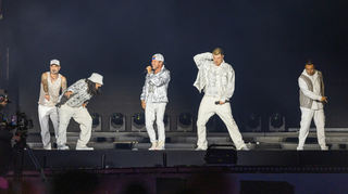 Nichts verlernt: Die Backstreet Boys legen beim Glücksgefühle-Festival einen Auftritt hin, wie sie ihn vor 25 Jahren nicht besser hätten liefern können.