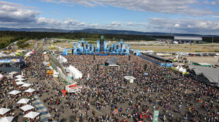 Blick aus dem Riesenrad auf das Festivalgelände, hier die Cloud 9 Stage beim Auftritt von Neelix.