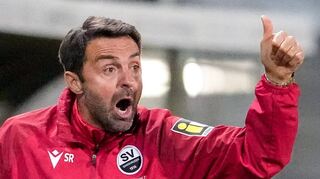 Passt: Sreto Ristic, Cheftrainer des SV Sandhausen ist mit dem Auftritt seiner Mannschaft beim 3:1-Sieg gegen Borussia Dortmund II zufrieden. Nun steht die Partie bei Zweitligaabsteiger Wehen-Wiesbaden an.