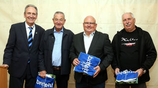 Ohne großen Einsatz geht es nicht: Bürgermeister Dr. Ralf Göck (v. l.) dankt Lothar Ertl, Jochen Ungerer und Ulrich Baar für ihr Engagement rund um die Villa.