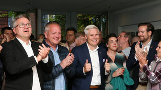 Matthias Steffan freut sich über das Ergebnis - und viele Bürger mit ihm im Rathaus.
