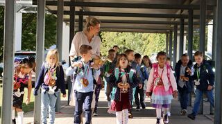 Nach der Einschulungsfeier geht es für die Erstklässler der Schiller-Schule mit der Lehrerin ins neue Klassenzimmer.