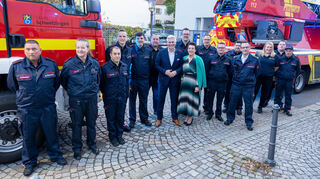 Die Freiwillige Feuerwehr Schwetzingen überrascht den neuen Oberbürgermeister vor dem Rathaus.
