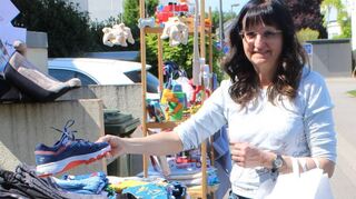 Zelte und Regenschutz sind 2022 nicht förderlich für die Verkaufszahlen beim Hofflohmarkt in Oftersheim. Die Veranstalter hoffen entsprechend auf besseres Wetter – wie hier bei der zweiten Auflage.