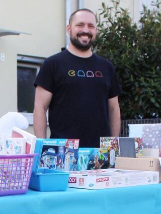 Marco Ding nimmt 2022 am Flohmarkt teil. Unter anderem gibt es bei ihm Brettspiele zu kaufen.