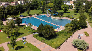 Das Brühler Freibad hat in der nun zu Ende gegangenen Saison erneut über 64 000 Besucher angelockt, liegt damit auf dem Niveau des Vorjahres, allerdings weiterhin deutlich hinter 2018, als letztmalig die 100 000-Besucher-Marke geknackt worden ist.