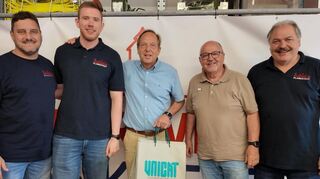 Bei der Übergabe mit dabei: der zweite Kommandant Michael Mechler (v. l.), Max Langen, Gerald Schüler von „Unicat“, Gerhard Waldecker sowie Feuerwehrkommandant Uwe Emmert.