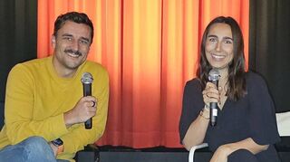 Irnis Kubat mit Moderatorin Janine Marielle Ruch. Der Podcaster gibt im Ketscher Kino einen Einblick in seine Arbeit.