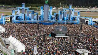Es soll nicht noch voller werden, schreiben viele Festivalbesucher, die beide Ausgaben erlebt haben und die erste angenehmer fanden. Vom Riesenrad hat unser Fotograf die Cloud-9-Stage beim Auftritt von Neelix aufgenommen.