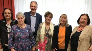 Verabschieden Maria Becker (3. v. r.) als Leiterin: Kerstin Scheer vom Seniorenwohnen Schütte-Lanz-Park (v. l.), Nachfolgerin Beate Fell, Bürgermeister Dr. Ralf Göck, VHS-Leiterin Gundula Sprenger und die langjährige Teilnehmerin Marianne Barnes.