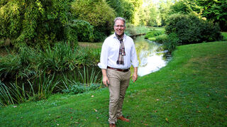 Der Englische Landschaftsgarten ist für ihn „Klein-Britannien“: Neu-Gemeinderat Professor Dr. Oliver Brand findet Ruhe an seiner Lieblingsstelle im Schlossgarten Schwetzingen, die viel vom Landstrich am Fluss Avon in England hat.