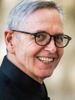 Douglas Bostock dirigiert das Orchester seit 2019.
