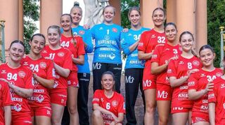 Die HG-Frauen unter Trainer Carsten Sender (v. l.) gehen mit Jasmin Jung, Karolin Kolb, Anna Widmaier, Laura Hartmann, Lena Magnus, Stella Gudenau, Melanie Walther, Christina Kirchknopf, Saskia Zachert, Florine Sender, Serafine Link, Alina Stegmüller, Line Patzschke, Co- und Torwarttrainer Roger Magnus sowie Michelle Schütz (sitzend) in die neue Regionalliga-Saison.