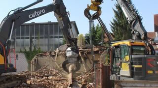 Fast geschafft. Mit zwei schweren Abrissmaschinen wird Bauschutt im Dietzelgässel weggeräumt, bevor es beim Abbau der Mauern weitergehen kann.