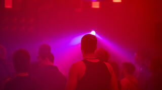 Menschen tanzen im Club auf der Tanzfläche.