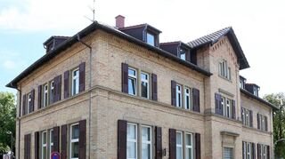 1890 in Dienst gestellt, zuletzt 42 Jahre von der Volkshochschule Hockenheim genutzt: Das Gebäude mit der Backsteinfassade dient jahrzehntelang der Bildung, künftig eher der Betreuung.
