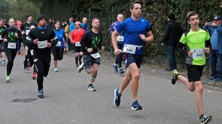 Ein Rückblick: Hier rennen „Run for the kids“-Teilnehmer, um Spendengelder für die Schulen zu sammeln. So soll’s auch am Sonntag wieder sein.