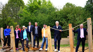 Den neuen Bewegungsparcours in Beschlag nehmen hier schon mal: Ali-Kemal Altiparmak (v. l.), Hanne Bauer-Müllenbroich, Luis Rettig, Dr. Thomas Bartsch, Kai Schemenauer, Dr. Markus Lauff, Luca Di Candia, Bürgermeister Matthias Steffan und Schulleiter Stefan Ade.