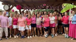 Die wichtigste Teilnahmebedingung am Rosé-Cup ist, dass alle Teilnehmerinnen ein rosa- oder pinkfarbenes Kleidungsstück tragen müssen. Außerdem gibt es gemäß dem Motto Rosé-Sekt zum Turnier.