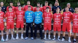 Das neue Team der HG Oftersheim/Schwetzingen II: Thorben Löffler (vorne v. l.), Lukas Hepp, Felix Rothardt, Tim Rabe, Nils Bräunling, David Huljak, Sinan Antritter, Lars Fichtner, Mungkorn Nauß sowie Teammanager Robert Lux (hinten v. l.), Valentin Huljak, Pol Kirsch, Christian Fendrich, Linus Schmid, Lukas Auth, Trainer Alexander Lemke und Detlef Röder.