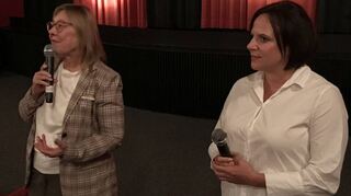 VHS-Leiterin Gundula Sprenger (l.) und Daniela Gellert vom Generationenbüro Schwetzingen führen in Ketsch durch den Filmabend.