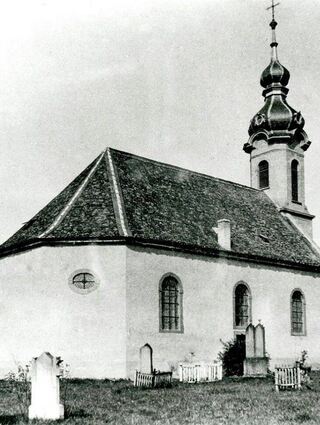 Die alte evangelische Kirche um das Jahr 1910, damals noch umgeben von den Grabsteinen des Kirchhofes. Heute ist der Vorplatzbereich der Christuskirche hier zu finden.