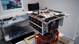 In einer Art „Mini-Fabrik“ könnten an Bord eines Satelliten im Weltraum Computerchips hergestellt werden.