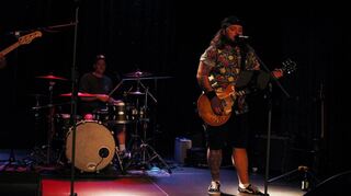 Damian Jasinksi am Bass (v. l.), Drummer Daniel Covic sowie Sänger und Gitarrist Daniel „Dougie“ Jasinski begeistern mit ihrer Band.