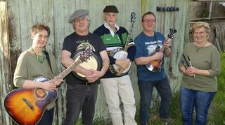 Die Band „Out of the Green“ hat bei den Landfrauen quasi ein Heimspiel.