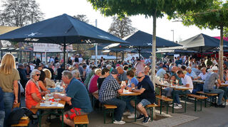 Beim ersten Ketscher Weinfest ist der Marktplatz prall gefüllt.